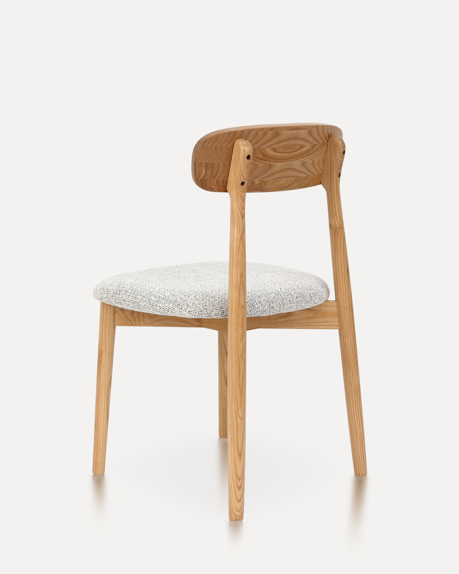 Valnød-tonede klassiske træstole Valnød-tonede klassiske træstole