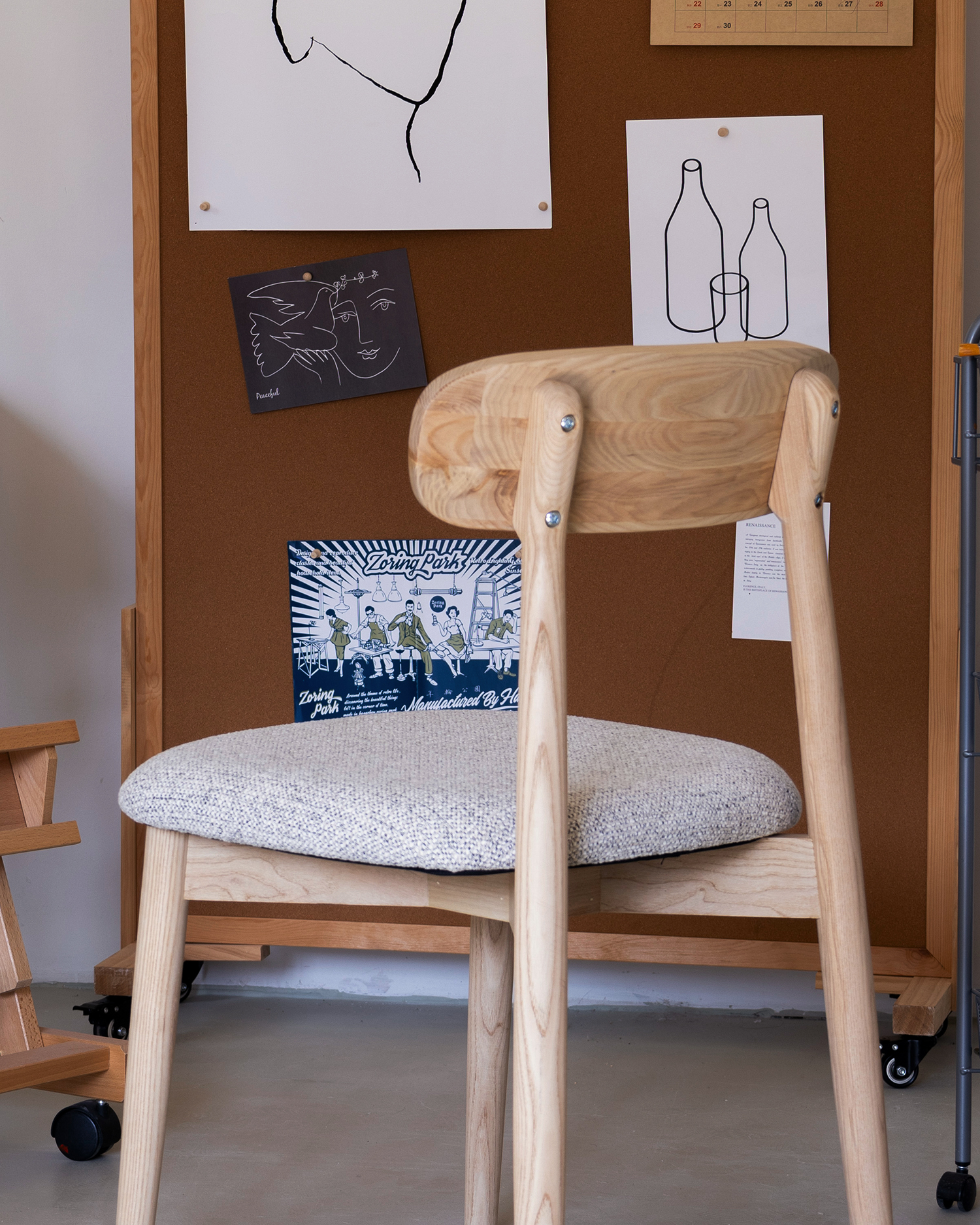 Valnød-tonede klassiske træstole Valnød-tonede klassiske træstole