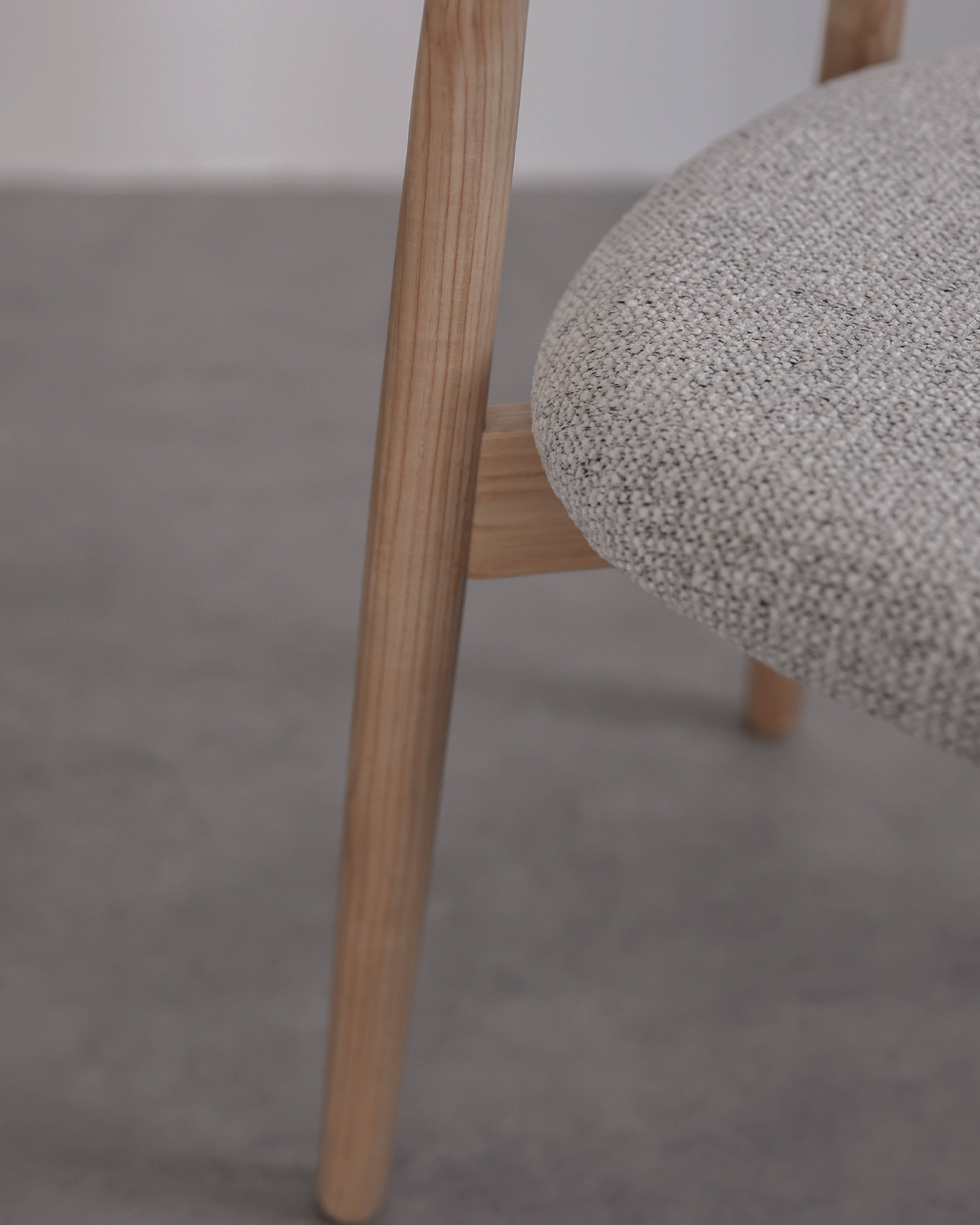 Valnød-tonede klassiske træstole Valnød-tonede klassiske træstole