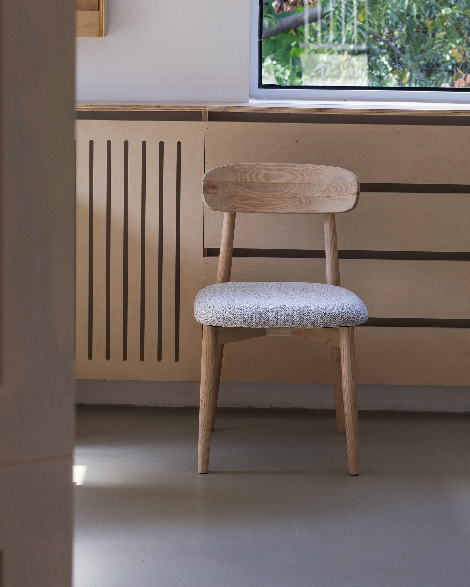 Valnød-tonede klassiske træstole Valnød-tonede klassiske træstole