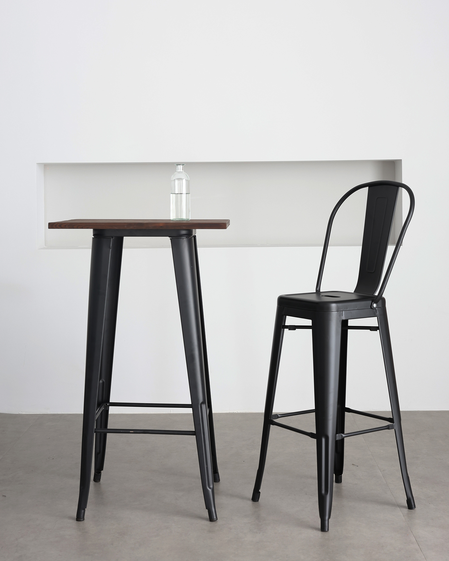 Black Metal Barstool med ryglæn Black Metal Barstool med ryglæn